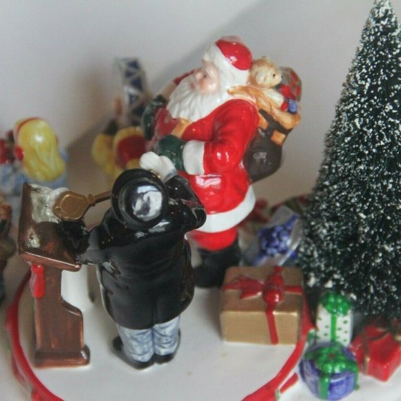 Dept 56 Snow Village Figurine 1997 Santa Comes To - Picture 3 of 5